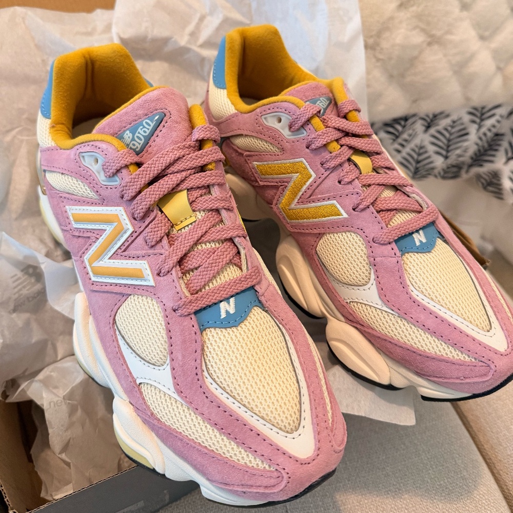 New Balance Women's Pink and Cream Sneakers 8,5W size